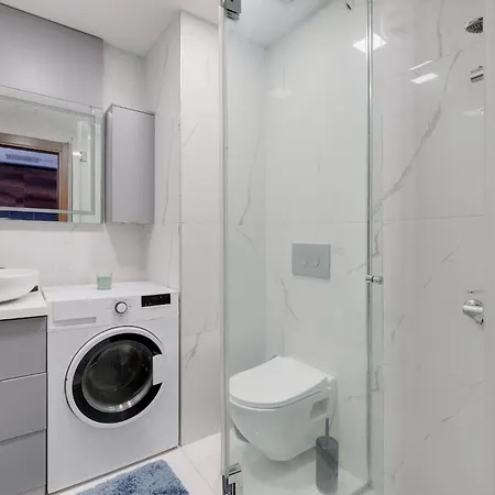 Comfortable Ac Steps From Bomontiada Estambul